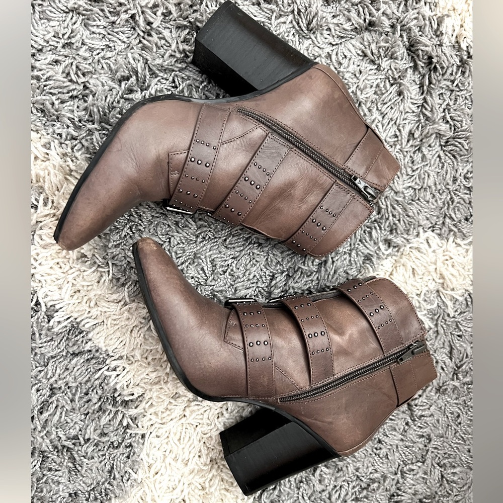 Aerosoles Women’s Square Away Ankle Boots